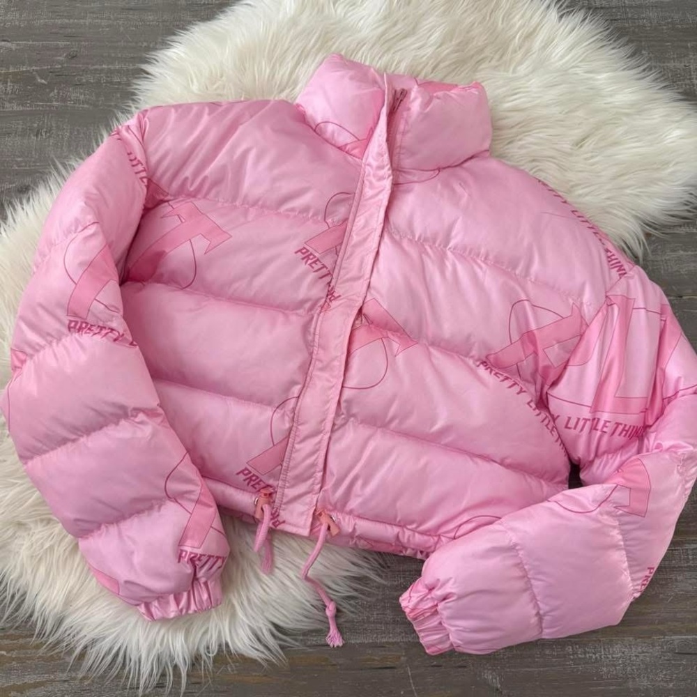 PRETTYLITTLETHING Pink Tonal Logo Cropped Puffer - Picture 4 of 4